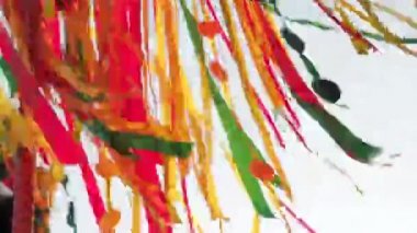 Rüzgara karşı mavi gökyüzü güneşli bir günde çırpınan renkli karnaval şeritler