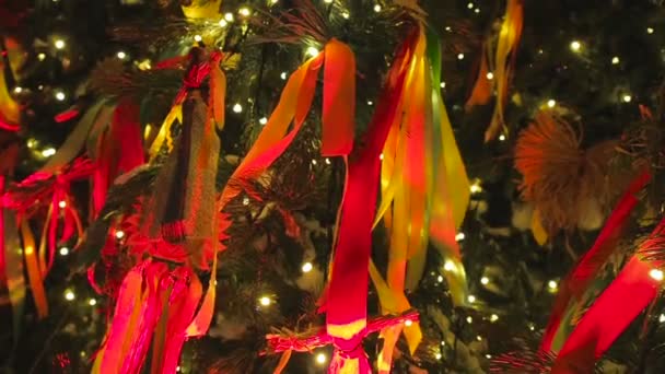 モスクワ赤の広場近くの節の週の名誉の装飾クリスマス ツリー 色のリボンやベーグル 縫いぐるみ人形から美しい風景 — ストック動画