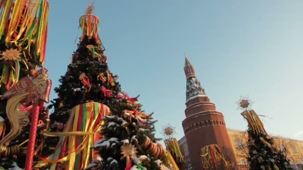 Árboles de Navidad decorados en honor de la semana Shrovetide en Moscú, cerca de la Plaza Roja. Hermoso paisaje de cintas de colores, bagels, y muñecas de trapo . — Vídeo de stock