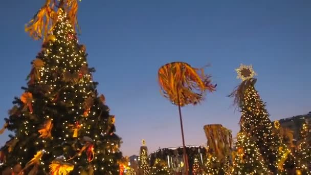 Árboles de Navidad decorados en honor de la semana Shrovetide en Moscú, cerca de la Plaza Roja. Hermoso paisaje de cintas de colores, bagels, y muñecas de trapo . — Vídeos de Stock