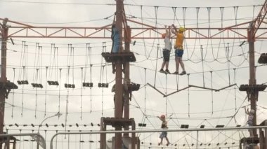 Moskova, Rusya - 20 Eylül 2018: insanlar bir halat tırmanma tırmanma. Yetişkin ve çocuk dağcılık ip parkta. Şehir etkinliği