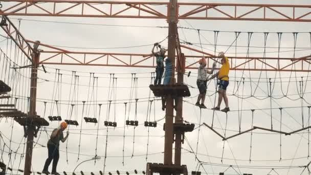 Moskwa, Rosja - 20 września 2018: Ludzie wspinaczki na liny wspinaczkowe. Dorośli i dzieci Alpinizm w parku linowym. Miasto aktywności — Wideo stockowe