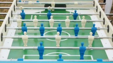 Rakamlar futbolcular sol ve sağ insanlar langırt oynamak taşıyın. Tablo futbol plaers. Tablo futbol futbol oyun kicker kapatın. Açık Hava Etkinlikleri