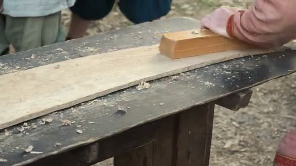 Tischler Mittelalterlicher Baumwollkleidung Der Mit Dem Flugzeug Mit Holz Arbeitet — Stockvideo