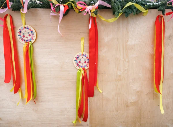 Een kerstboom ingericht stuk decoraties element met kleurrijke linten, wapperen in de wind een foto van de zon als een onderdeel van de viering van carnaval — Stockfoto