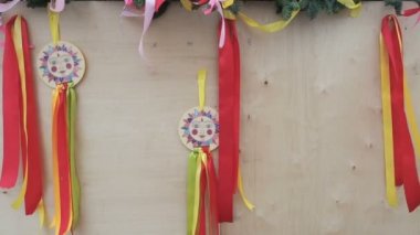 Shrovetide dekorasyon öğesi rüzgarda güneş resmini karnaval kutlama bir öğesi olarak çırpınan renkli kurdeleler ile süslenen bir Noel ağacı