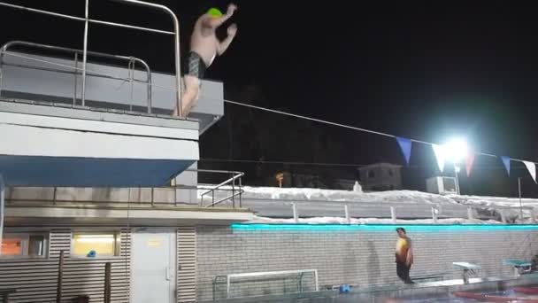 Moscú, Rusia, 16 de febrero de 2019: Hombre de mediana edad con tum saltar a la piscina desde la zona de salto de trampolín . — Vídeo de stock