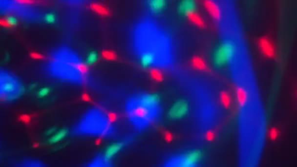 Bewegung bunte Highlights rgb Farben. grelle Discokugel. Loop Video Motion. Lichtflecken fliegen in der Dunkelheit — Stockvideo