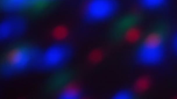 Movimiento colorido destaca colores Rgb. Bola disco deslumbrante. Movimiento de vídeo Loop. Manchas de luz vuelan en la oscuridad — Vídeo de stock