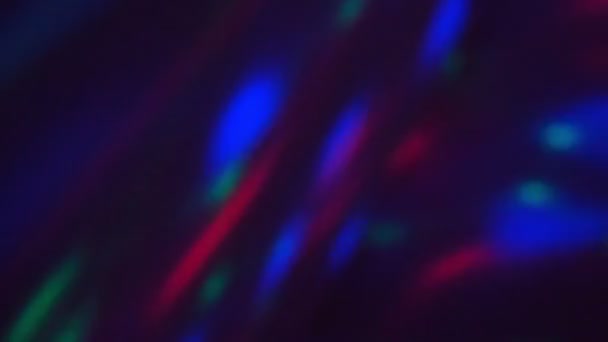Movimiento colorido destaca colores Rgb. Bola disco deslumbrante. Movimiento de vídeo Loop. Manchas de luz vuelan en la oscuridad — Vídeos de Stock