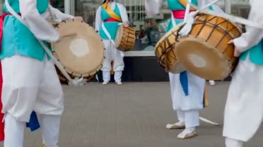 Kore Ulusal Festivali. Müzisyenler ve dansçılar parlak renkli elbiseli bir grup geleneksel Kore halk dansları Samul nori Samullori veya Pungmul gerçekleştirmek ve perküsyon Kore müzik aletleri oynamak