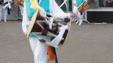 Kore Ulusal Festivali. Müzisyenler ve dansçılar parlak renkli elbiseli bir grup geleneksel Kore halk dansları Samul nori Samullori veya Pungmul gerçekleştirmek ve perküsyon Kore müzik aletleri oynamak