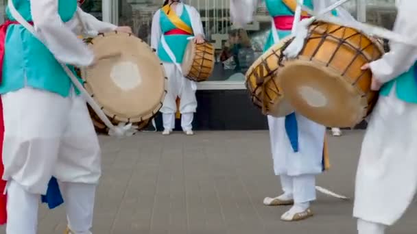 Koreański krajowy Festiwal. Grupa muzyków i tancerzy w jasne kolorowe garnitury wykonać tradycyjne koreańskie tańca Ludowego Samul nori Samullori lub Pungmul i grać koreańskie instrumenty muzyczne instrumenty perkusyjne — Wideo stockowe