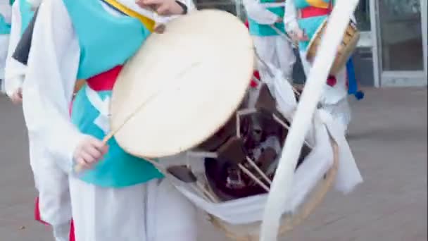 Festival nacional coreano. Un grupo de músicos y bailarines en trajes de colores brillantes realizan danza folclórica tradicional coreana Samul nori Samullori o Pungmul y tocan percusión instrumentos musicales coreanos — Vídeos de Stock