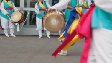 Kore Ulusal Festivali. Müzisyenler ve dansçılar parlak renkli elbiseli bir grup geleneksel Kore halk dansları Samul nori Samullori veya Pungmul gerçekleştirmek ve perküsyon Kore müzik aletleri oynamak