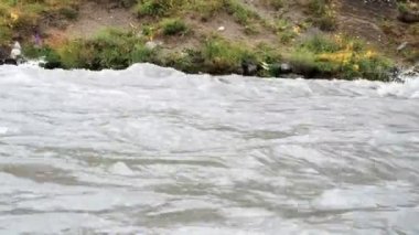 Fırtınalı bir dağ nehir güzel doğal sel. Flaş sel çamurlu nehir. Hızlı akan su Raging River atılıyor. Doğal afetler fırtınalı kahverengi bulanık su Flo. 30 kare/sn