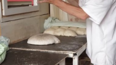 Geleneksel ekmek sesi veya Torne veya şiirlerinin bir Gürcü Shotis Puri veya Shoti ekmek pişirme için. Pişirme işlemi: Baker düz ekmek ve fırın ve alarak hazır Shoti duvarına yapışmasını hamur şekiller