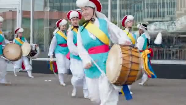 Moscú, Rusia, 12 de julio de 2018: Festival de cultura coreana. Un grupo de músicos y bailarines en trajes de colores brillantes realizan danza folclórica tradicional surcoreana Samul nori Samullori o Pungmul y juegan — Vídeos de Stock