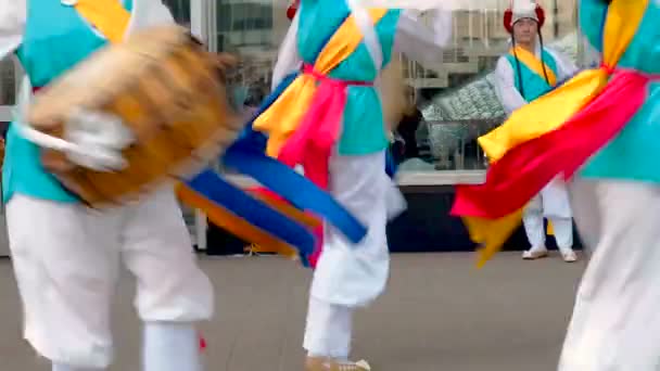 Moscou, Rússia, 12 de julho de 2018: festival de cultura coreana. Um grupo de músicos e dançarinos em ternos coloridos brilhantes executar tradicional dança folclórica sul-coreana Samul nori Samullori ou Pungmul e jogar — Vídeo de Stock