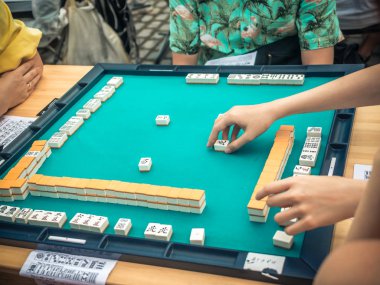 Mahjong döşeme tabanlı Asya oyun oynayan insanlar. Tablo kumar Üstten Görünüm