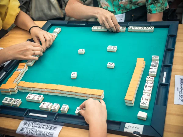 Mahjong döşeme tabanlı Asya oyun oynayan insanlar. Tablo kumar Üstten Görünüm