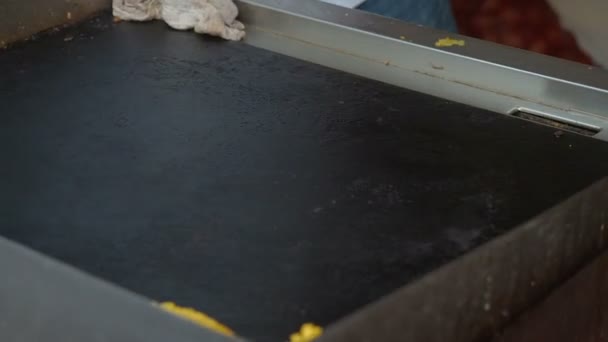 Indiase ontbijt-pannenkoeken gemaakt van linzen en rijst Dosa, close-up. Indiase straat fastfood buiten koken. De kok bakt pannenkoeken op een voorverwarmde oven — Stockvideo