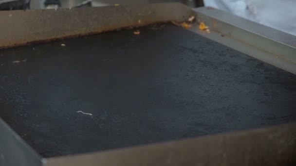 Crepes colazioni indiane a base di lenticchie e riso Dosa, da vicino. Cucina indiano strada fast food all'aperto. Il cuoco cuoce frittelle su un forno preriscaldato — Video Stock