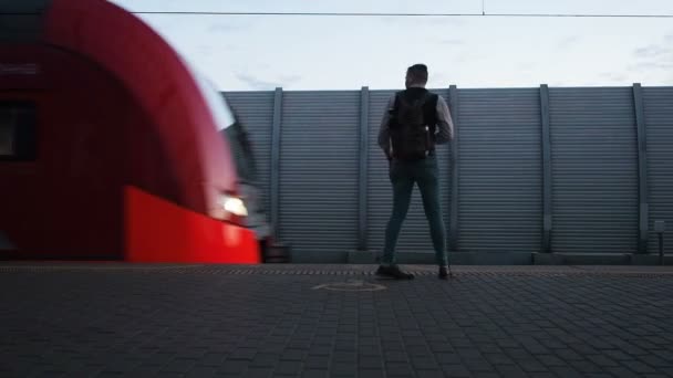 Москва, Російська Федерація - 20 серпня 2018: Людина чекає поїзда на станцію метро у вечірній час. Люди підійти до колясок потягу, що наближається. Поїзд від'їзду з Москви Центральної — стокове відео