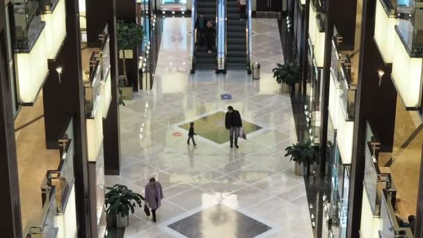 MOSCOU, RUSSIE - AVRIL 2017 : Centre commercial Crocus City Mall, Personnes se promenant dans le grand centre commercial de la métropole — Video