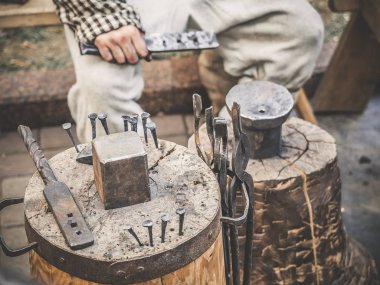Metal maden işleme aletleri demirci. Çekiç ve örs ve diğer araçlar açık yeşil çim arka plan.
