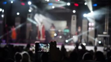 Kayıt Video kamera Smartphone canlı konser performansı yükselterek eller yukarı kalabalık alkış insanlar dans fotoğraf müzik grubu siluetleri alarak ritim müzik müzisyen alkışlar tutan el sahne gerçekleştirmek