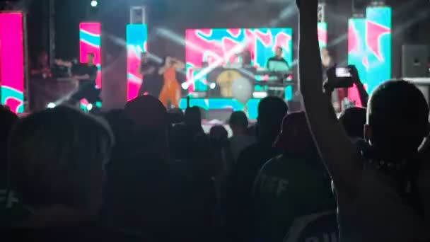Видеофон Slow Motion Happy Hands Rock Group Concert Hall Silhouettes Dancing People Applauding Raising Hands Up Crowd Applauds of Music — стоковое видео