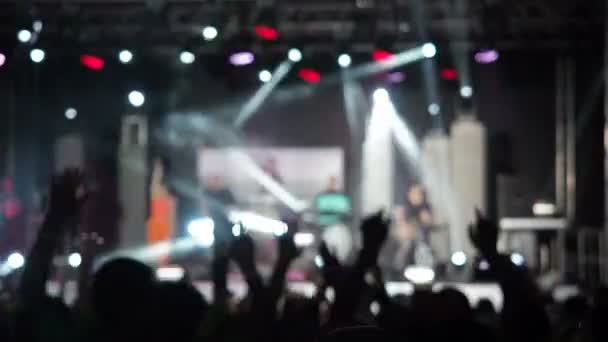 Mevsimlik Slow Motion Video arka plan seyirci sahne kalabalık ritim müzik müzisyen insanlar ellerini dans farklı yönlere Raisies eller Rock grubu konser salonu siluetleri gerçekleştirmek kollarını sallayarak — Stok video