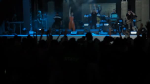 Slow Motion Video Performers Audiência Jumping Raisies Mãos Grupo Rock Concert Hall Silhuetas Dançando Pessoas Applauding Levantando as Mãos Aplaude Multidão Músico Ritmo Músicos Executar Palco — Vídeo de Stock