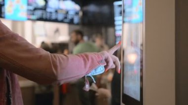 Hızlı gıda Restaurant self-servis makine üzerinden gıda seçimi kadın. Self Servis dokunmatik Terminal kullanan kişiler gıda satın alma yapar