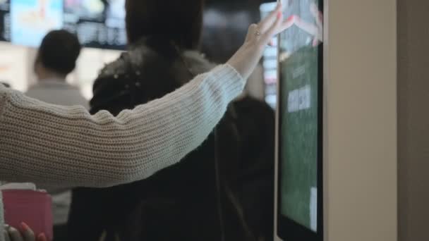 Hızlı gıda Restaurant self-servis makine üzerinden gıda seçimi kız. Self Servis dokunmatik Terminal kullanan kişiler gıda satın alma yapar — Stok video