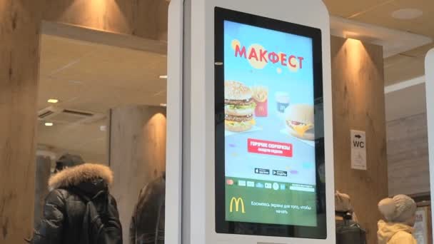 Moscú, Rusia - 16 de marzo de 2019: Máquinas de autoservicio dentro de McDonalds. Vídeo promocional del menú de McDonalds en el terminal de autoservicio de pantalla — Vídeos de Stock