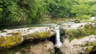 Nemli tropikal orman şelale. Bir dağ nehir fırtınalı akış. Güzel şelale orman. Saf su dağlardan aşağı düşüyor. Spike bir sprey yavaş hareket ile fırtınalı bir akışı