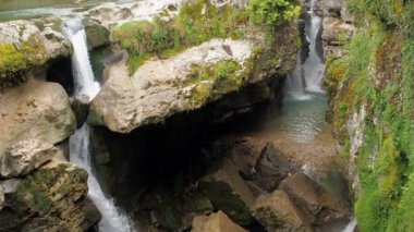 Nemli tropikal orman şelale. Bir dağ nehir fırtınalı akış. Güzel şelale orman. Saf su dağlardan aşağı düşüyor. Spike bir sprey yavaş hareket ile fırtınalı bir akışı