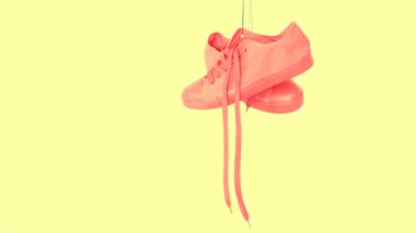 Parlak renkli Sneakers asılı. Moda kadın trendy eğitmenler. Şık hipster Plimsole parlak sarı mercan renk Sneakers. Minimal pop sanat konsepti. Psychedelic düz Lay. Sanat tasarım arka plan