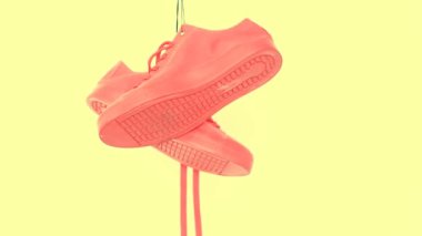 Parlak renkli Sneakers asılı. Moda kadın trendy eğitmenler. Şık hipster Plimsole parlak sarı mercan renk Sneakers. Minimal pop sanat konsepti. Psychedelic düz Lay. Sanat tasarım arka plan