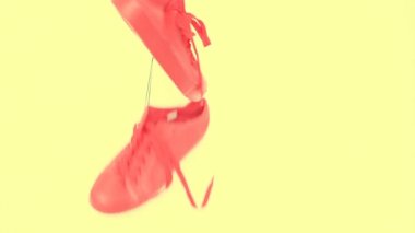 Asılı parlak renkli Sneakers düşmek ve asmak. Moda kadın trendy eğitmenler. Şık hipster Plimsole parlak sarı mercan renk Sneakers. Minimal pop sanat konsepti. Psychedelic düz Lay. Madde