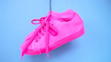 Bright asılı spor ayakkabı renkli. Moda kadın Trendy eğitmenler. Şık Hipster Plimsole parlak pembe mavi renk spor ayakkabıları. En az Pop sanat kavramı. Psychedelic düz yatıyordu. Sanat Tasarım arka plan