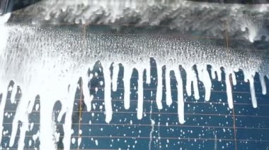 Bir Self-Servis araba yıkama işlemi yıkama araba Su ile bir yüksek basınç yıkama köpük araba arka penceresinden kapalı bir Jet