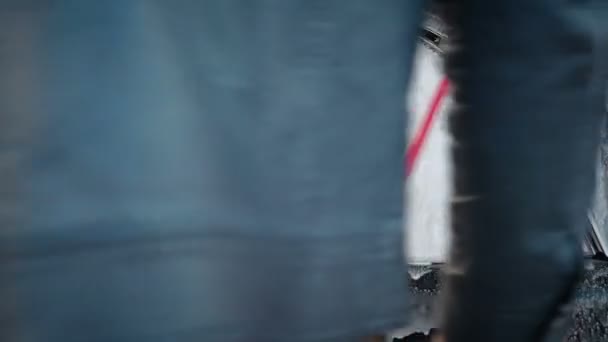 Zeitlupenvideo einer Autowäsche auf einer Selbstbedienungswaschanlage. Mann wäscht sein Auto selbst. Ein Wasserstrahl mit hohem Druck wäscht den Schmutz vom Auto ab. Seitenansicht. geschäumtes Waschmittel — Stockvideo