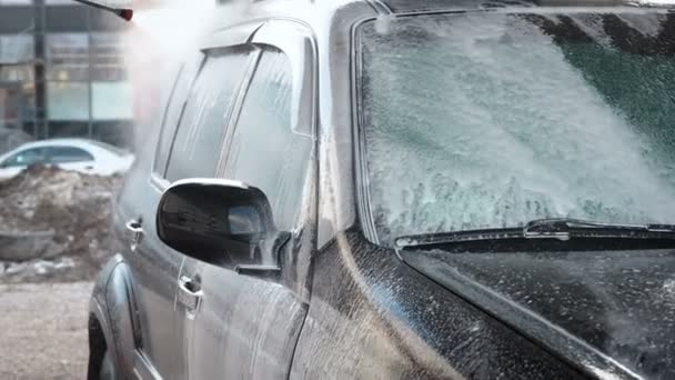 Βίντεο αργής κίνησης του αυτοκινήτου διαδικασία πλύσης σε ένα Self Service αυτοκινήτου Βαλτιμόρης Ένας πίδακας νερού με υψηλή πίεση πλύση μακριά το ρύπο από το αυτοκίνητο. Πλάγια άποψη. Αφρώδες καθαριστικό αποχετεύσεις από τα παράθυρα του αυτοκινήτου και — Αρχείο Βίντεο