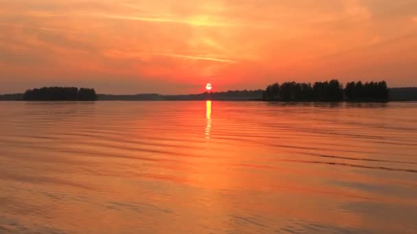 Paesaggio bellissimo tramonto dorato cielo rosso fiume. Il sole tramonta dietro l'orizzonte. Silenzio e serenità — Video Stock