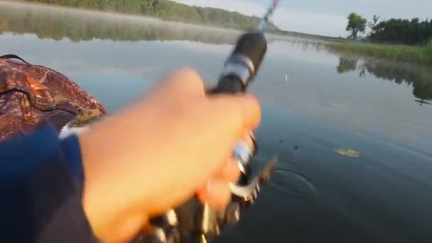 The cat fishing on the inflatable boat on the river. A playful cat in an inflatable kayak rests together with its the owners in the summer on the river. Funny cat hunts fish bait. Leisure with pets in — Stock Video