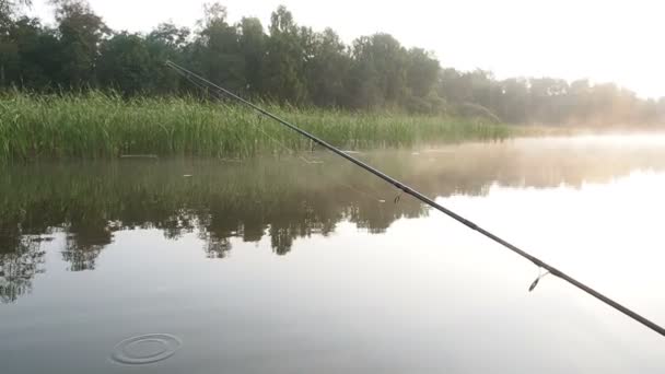 En person som fiskar på den uppblåsbara båten på floden i gryningen. Människor i en uppblåsbar kajak vilar på sommar dagen på älven. Fritid på vatten. Aktiviteter utomhus. Fiske från båt — Stockvideo