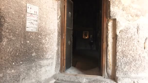 Visite o antigo templo Dormição da Mãe de Deus no mosteiro da caverna Vardzia. Interior da igreja de montanha de Vardzia do país de Geórgia. Dormição da Mãe de Deus — Vídeo de Stock